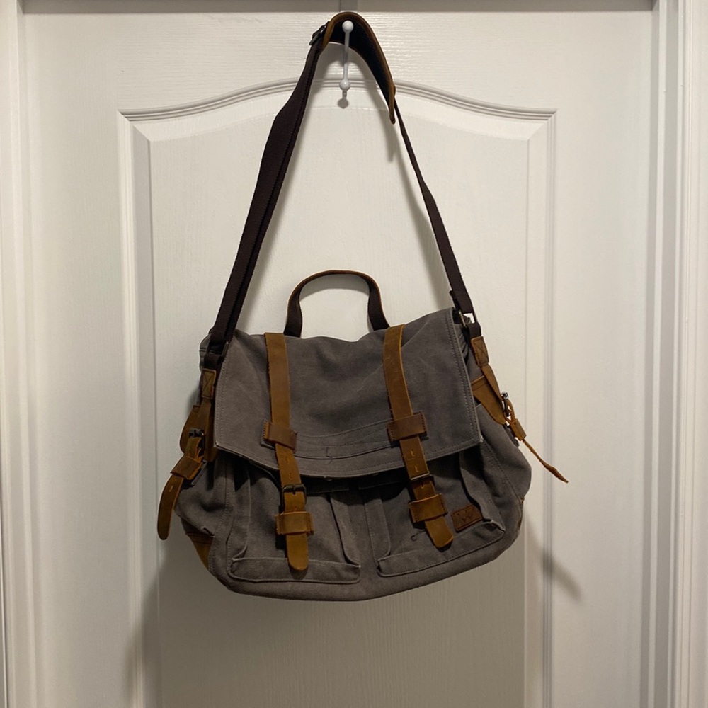 This a crossbody bag with genuine leather straps!